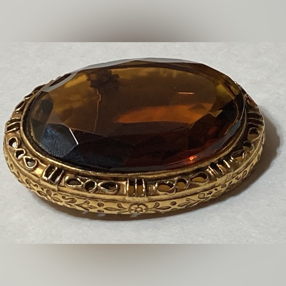 VINTAGE GOLD TONE FACETED TOPAZ COLOR BROOCH - UNSIGNED - Picture 4 of 9